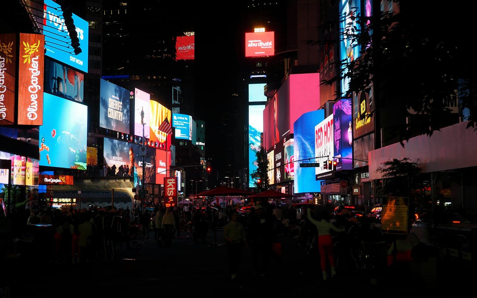 DOOH-billboards i bysentrum om kvelden