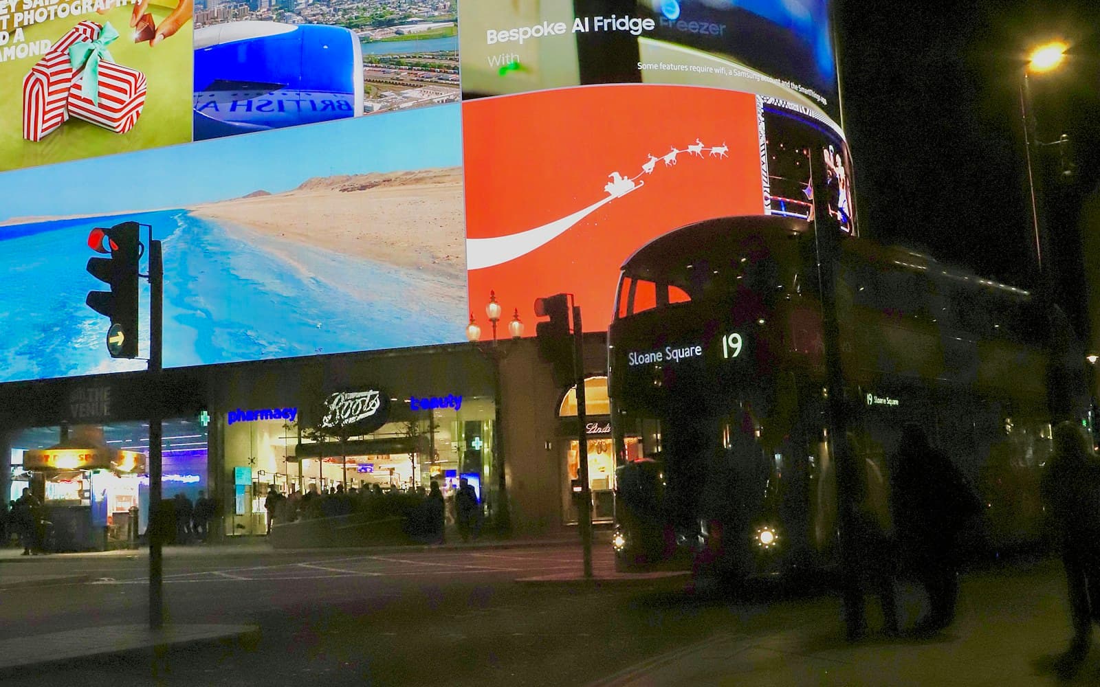 Store opplyste reklameflater i nattmiljø