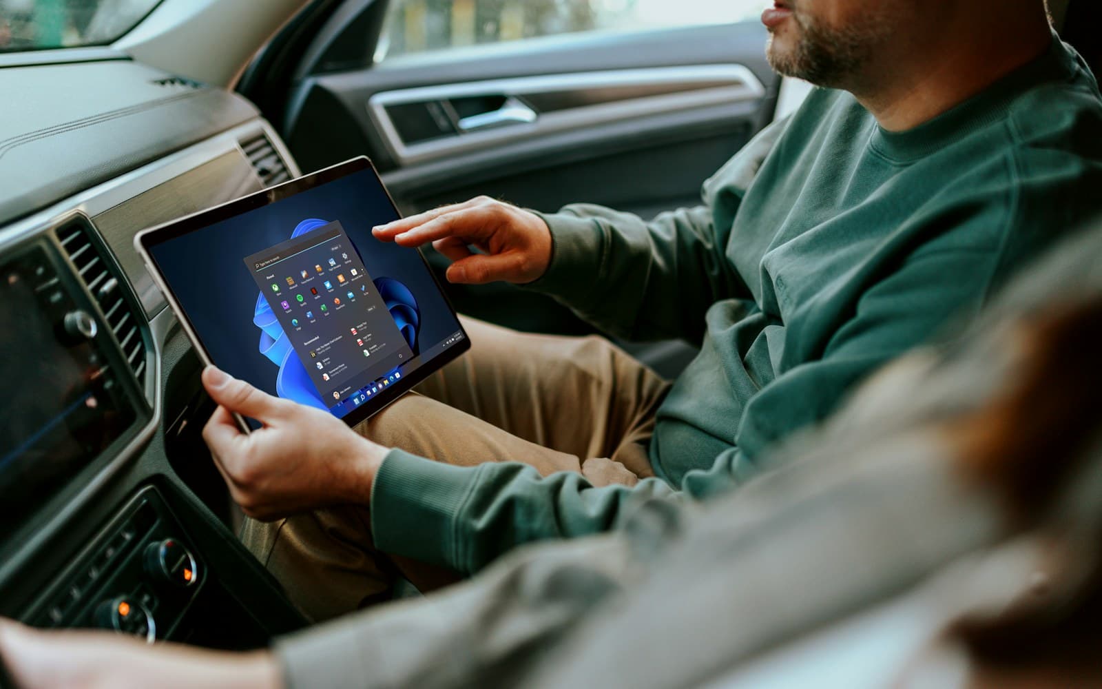 Passasjer i baksetet med nettbrett i taxi