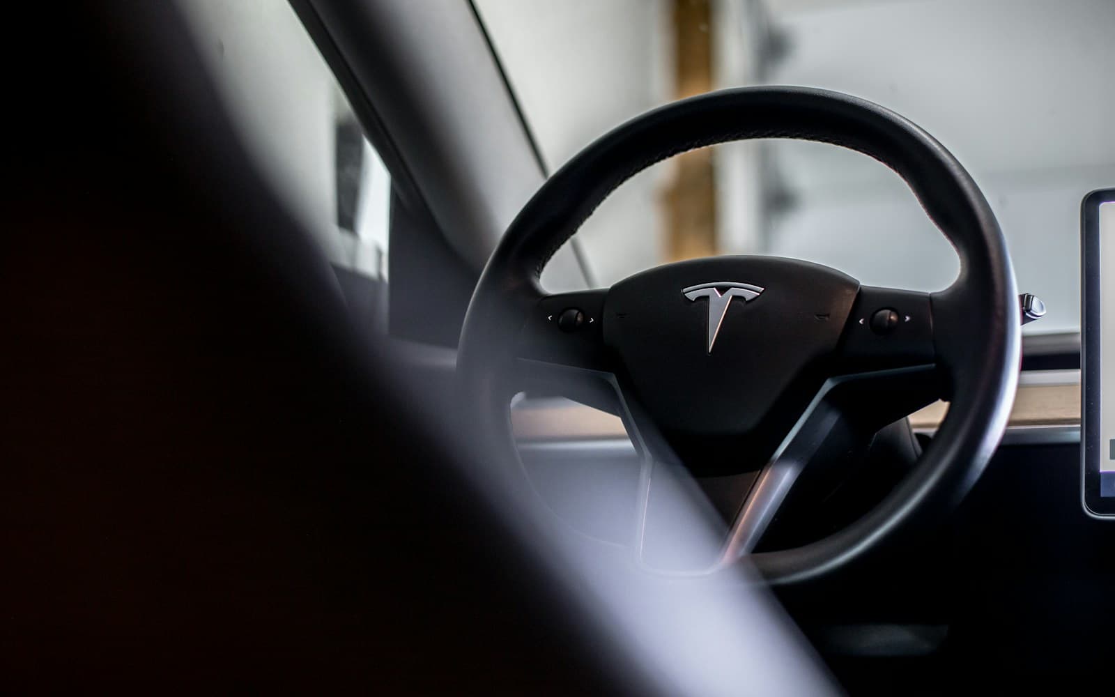 Bilinteriør med synlig nettbrett på dashbord